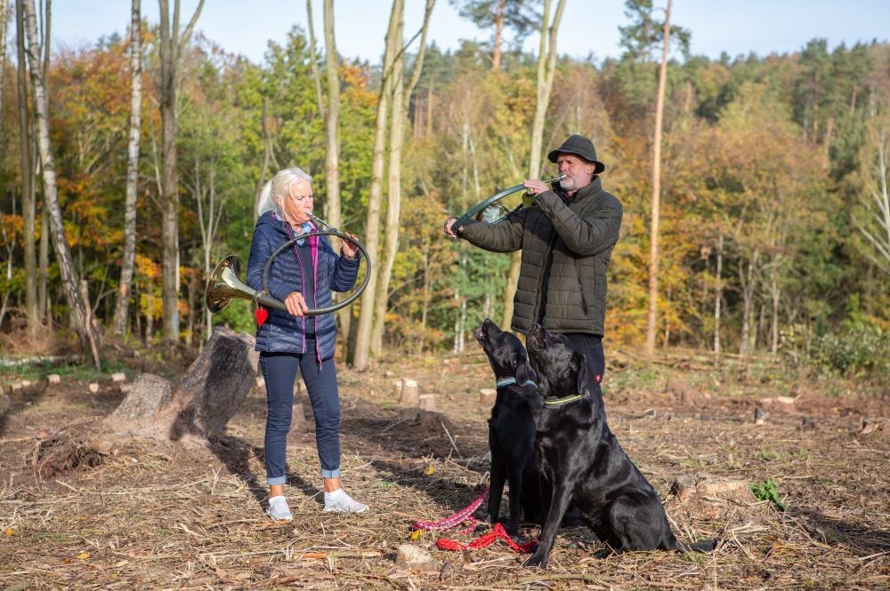 Beate und Werner Siebern spielen auf dem Jagdhorn.