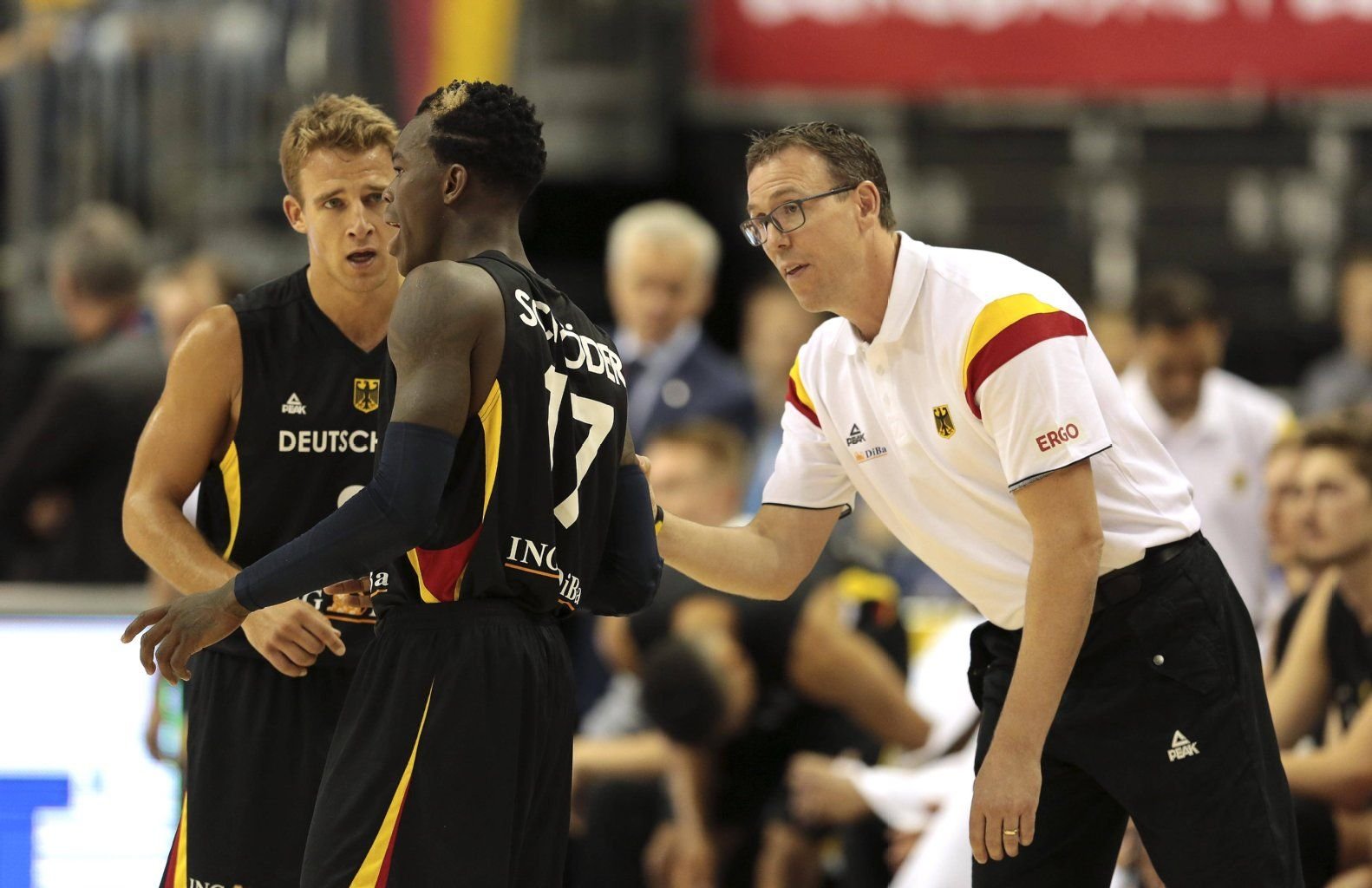 Bundestrainer Chris Fleming mit den Spielern Dennis Schröder und Heiko Schaffartzik.