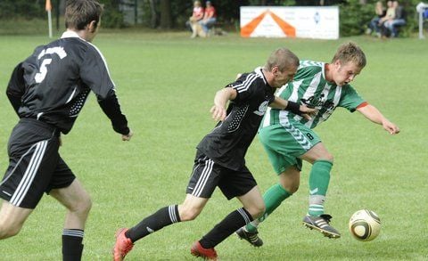Im Hinspiel war die SG Reppichau (Schwarz) dem Team aus Ilsenburg noch mit 1:4 unterlegen. Läuft es Sonntag besser? (FOTO: REBSCH)