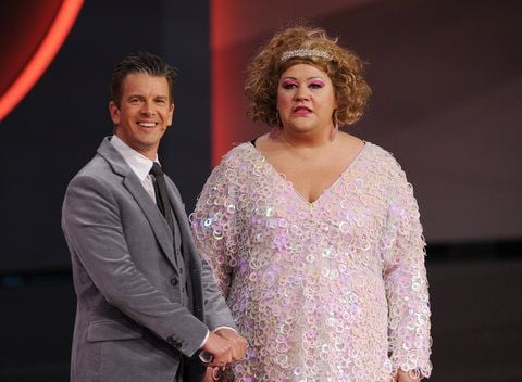 Moderator Markus Lanz und seine Assistentin Cindy aus Marzahn aufgenommen in der ZDF-Show «Wetten, dass..?» in der Baden-Arena in Offenburg (Baden-Württemberg). (FOTO: DPA)