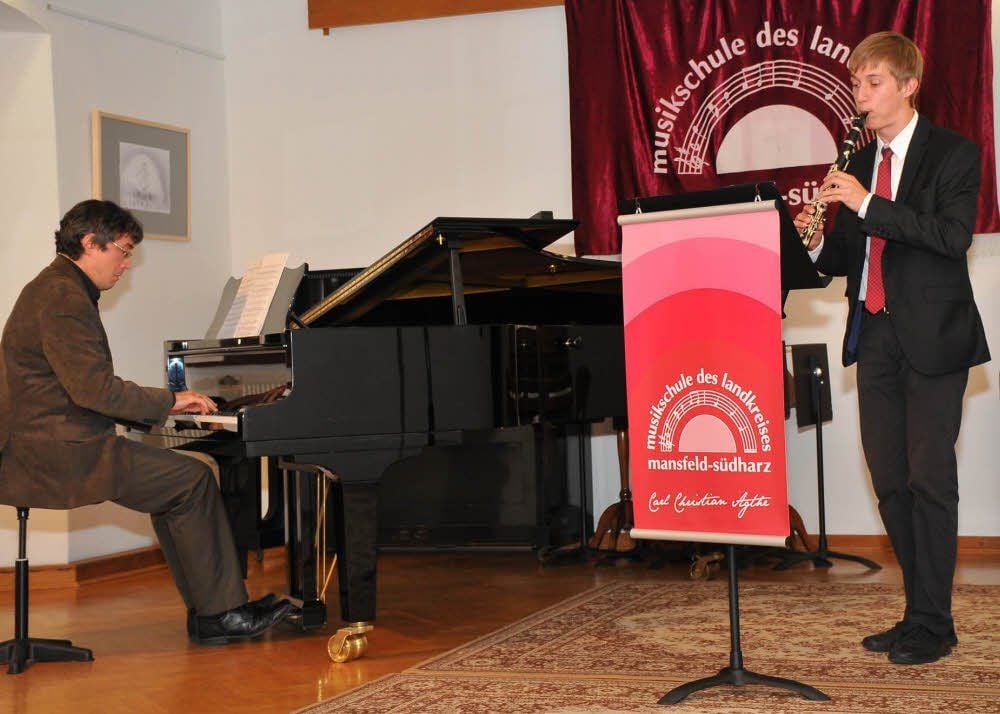 Dimitre Andronov (Klavier) und Hendrik Sanhen (Klarinette) umrahmten die Auszeichnungsveranstaltung. Sie spielten unter anderem aus dem Freischütz „Durch die Wälder, durch die Auen“.