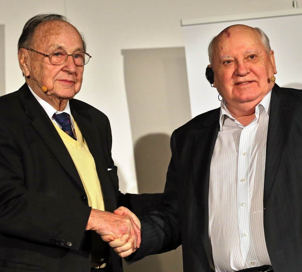 Händedruck wie in alten Zeiten: Hans-Dietrich Genscher (li.) und Michail Gorbatschow
