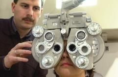 Die regelmäßige Überprüfung der Augen und Sehkraft ist wichtig. (Foto: dpa)