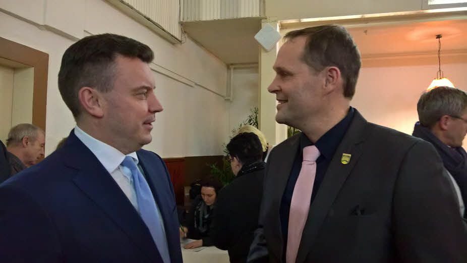 Sprachen trotz aller Differenzen miteinander: Hecklingens Bürgermeister Uwe Epperlein (r.) und Finanzminister André Schröder.