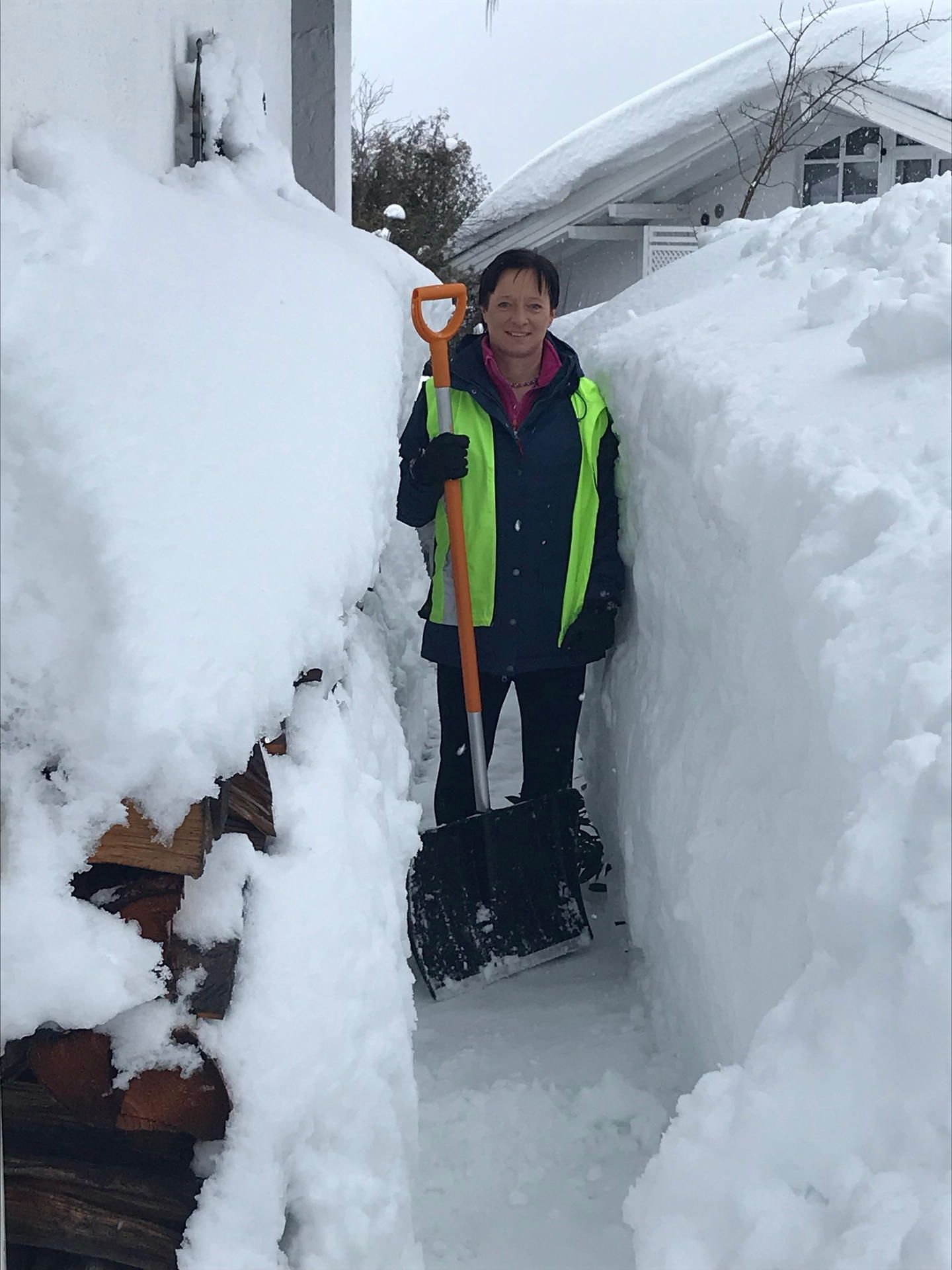 Schneechaos in Bayern: Dieser Weg ist frei, zumindest kurzzeitig: Yvette Katzer-Gruber vor ihrem Haus.