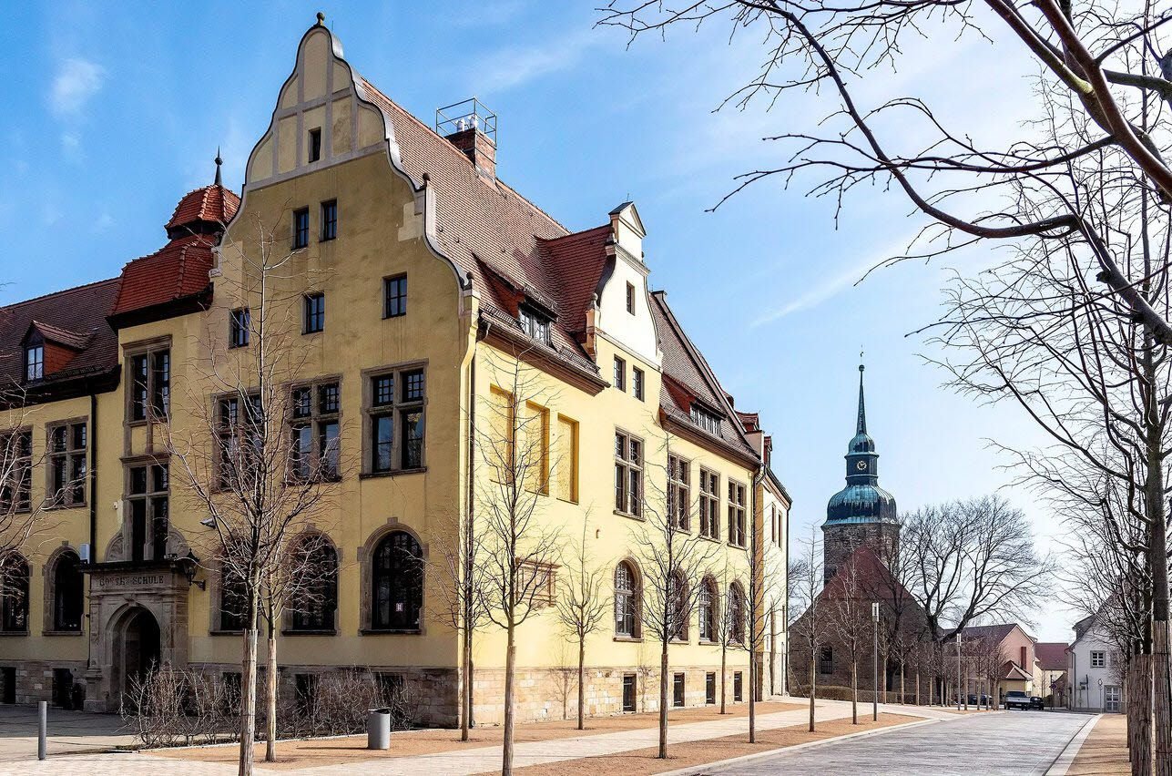 Schloss und Kirche sind auch im Wappen repräsentiert.