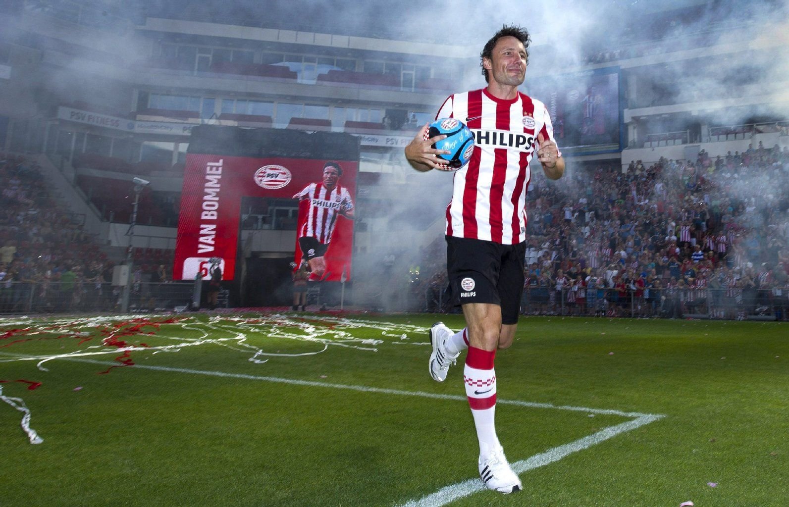 Nach 22 Jahren als Profi tritt Mark van Bommel von der Fußball-Bühne ab.