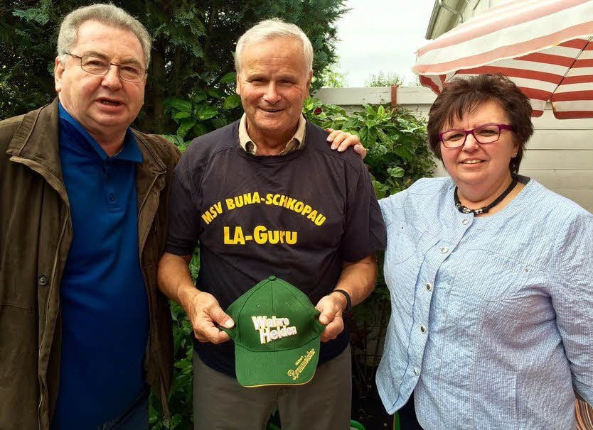 Auch KSB-Präsidentin Angela Heimbach und Friesen-Chef Jürgen Pohle (links) gehörten zu den Gratulanten. Von Pohle bekam Walter Knebel eine Mütze mit der Aufschrift „Wahre Helden“.