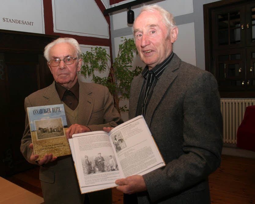 Herbert Geissler (links) und Werner Hahn haben in Annaburg ihr Buch mit Erinnerungen zum Werdegang der Landwirtschaft vorgestellt.