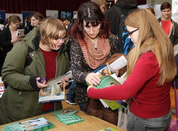 Katja Gleißner, Michelé Hebestadt und Sarah Kopf (v.l.) aus der 11. Klasse des Luthergymnasiums aus Eisleben interessierten die „sozialen“ Studiengänge.