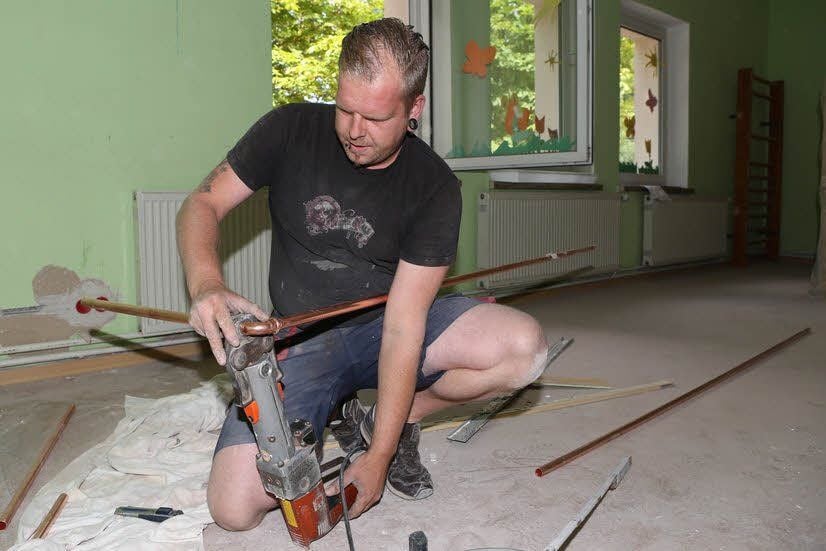 Neue Heizungsrohre werden in der Teucherner Kita von der Firma Kloss, Heizung, Sanitär verlegt. Hier ist Marco Schwarze bei der Arbeit.