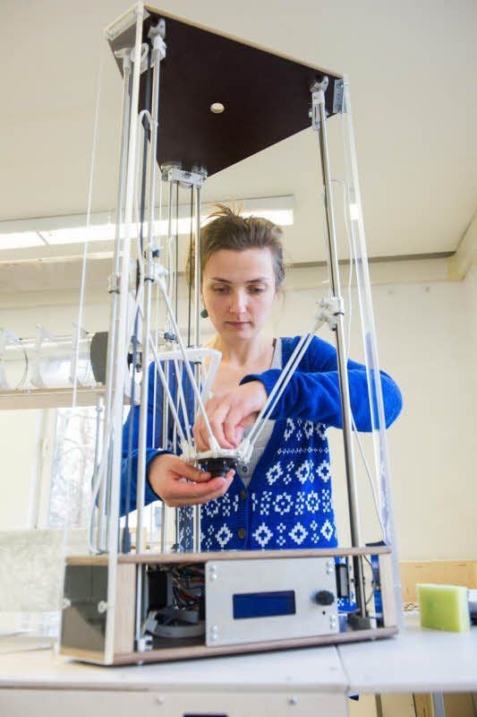 In der Werkstatt: Carolin Schulze bereitet den 3D-Drucker vor, mit dem die Paste aus Mehlwürmern und gekochten Kartoffeln verarbeitet wird.