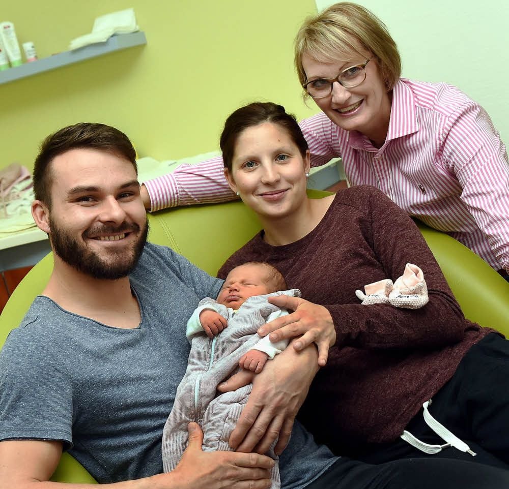 Von Carola Köhler (re.) sehr gut betreut fühlen sich Marcel Trexler und Vanessa Körper mit Tochter Ella.