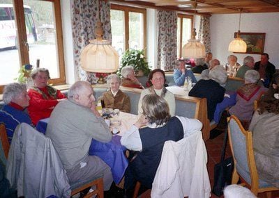 Als Verkaufsveranstaltung in einem Café endet meist die vermeintlich gewonnene Reise mit dem Bus. (FOTO: DPA)