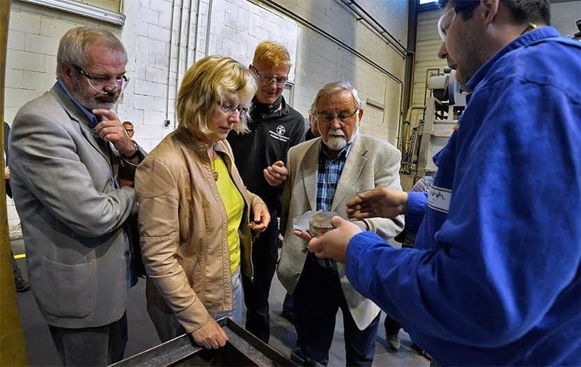 Stadträte und Bürgermeisterin bei der Werksführung.