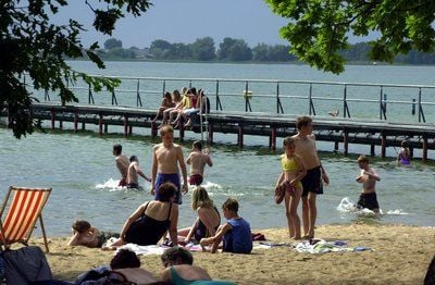 Im Arendsee darf wieder gebadet werden. (FOTO: DPA)
