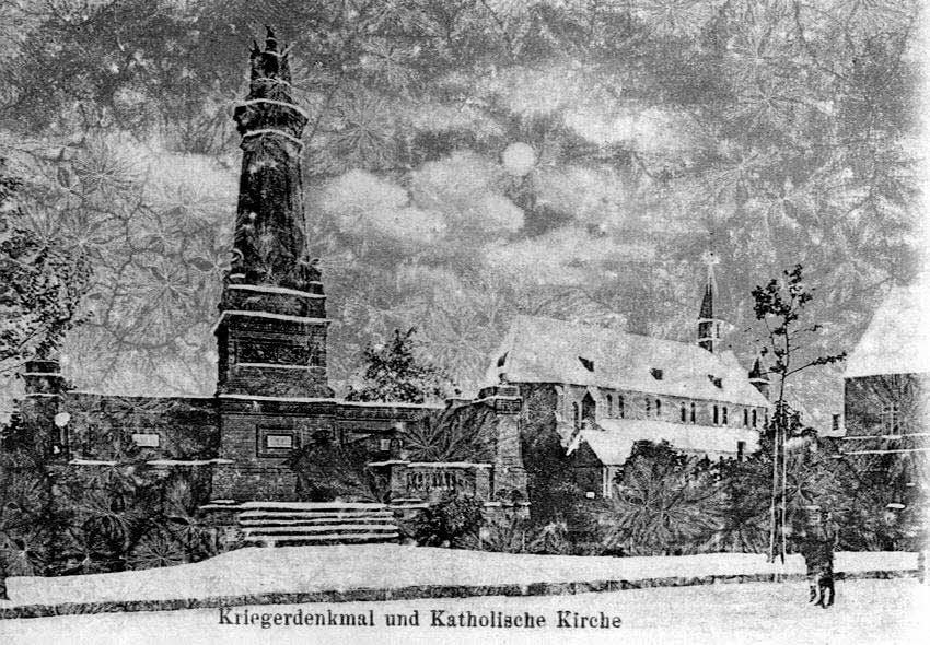 1899 wurde das Kriegerdenkmal erbaut. Heute steht dort das Café Goldstein. Der katholischen Kirche fehlt noch der Turm. Er wurde erst 1928 fertiggestellt.