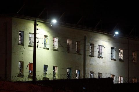 Ein verurteilter Erpresser und Mörder sowie drei Mitglieder der anarchistischen Gruppe «Verschwörung der Zellen des Feuers» hatten in Korydallos Geiseln genommen. (FOTO: DPA)