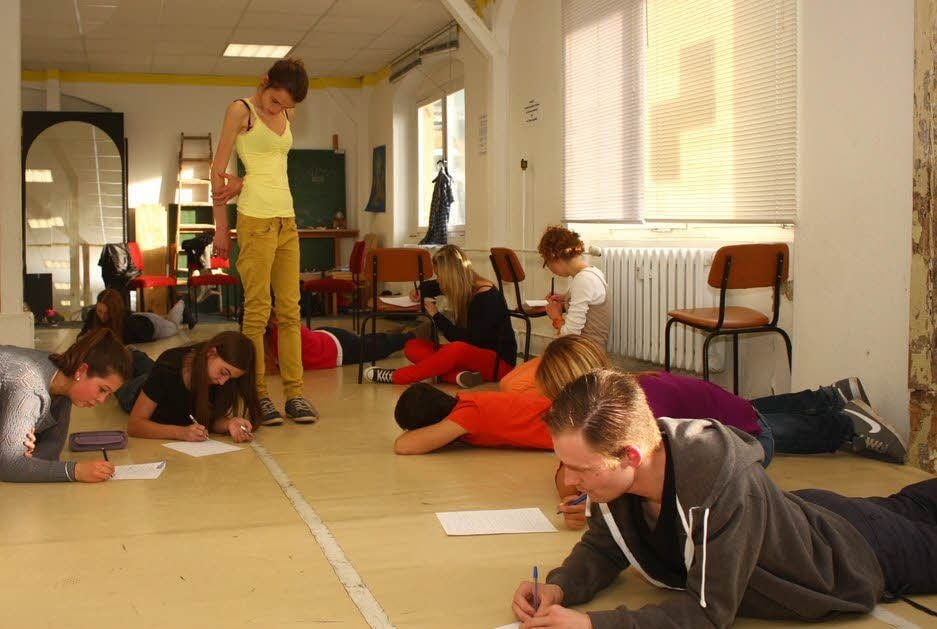Nele schaut den anderen beim Schreiben über die Schulter.