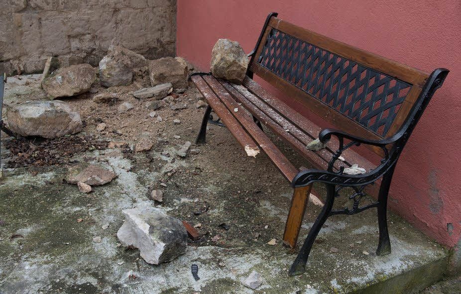 Die Gartenbank wurde durch die herabfallenden Sandsteine stark beschädigt.