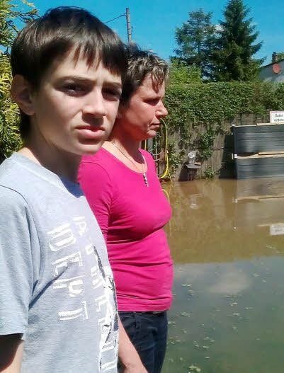 Heike Abresche und Nachbarsjunge Ethan Darius im Garten.
