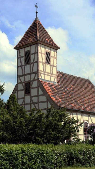 Idyllisch in Dorfmitte liegt die kleine Genthaer Fachwerkkirche.