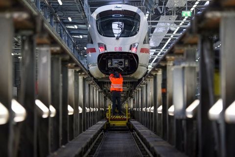 Ein Mitarbeiter arbeitet am Mittwoch in Leipzig im ICE-Werk der Deutschen Bahn an der Wartung und Instandsetzung einer automatischen Kupplung eines Intercity Express ICE-T. Vor Wintereinbruch wird der Zug auf sein Fahrtauglichkeit überprüft. (FOTO: DAPD)