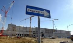 Ein Einbahnstraße-Schild steht am Montag (13.10.2003) auf der Baustelle der Chipfabrik in Frankfurt (Oder). Am selben Tag treffen sich Vertreter von Bund, Land und des Emirats Dubai in Berlin zu einem Krisengespräch über die Zukunft der Chipfabrik. Für das 1,3 Milliarden US-Dollar teure Projekt ist die Übernahme einer Bürgschaft durch Land und Bund für einen 650-Millionen-US-Dollar-Kredit noch immer offen. (Foto: dpa)