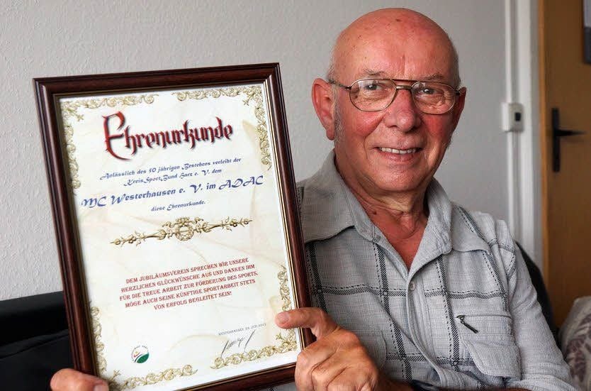Vereinschef Thomas Schmidt zeigt die Urkunde, die er bereits vom Kreissportbund zum Jubiläum erhalten hat.