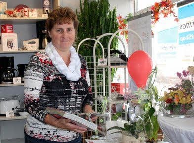 Für ihre Freundlichkeit und guten Kundendienst erhält Martina Carius Blumen und Glückwünsche.