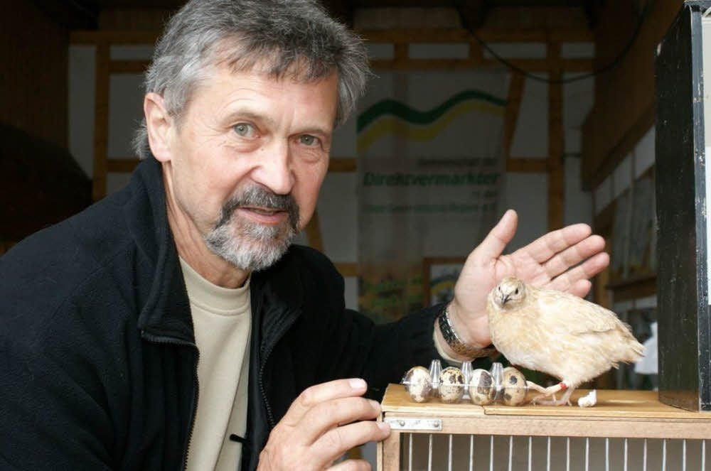 Kurt Kröber aus Pölzig zeigt Wachteln und deren Eier.