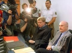 Im Landgericht Dresden sitzt am Mittwoch (02.06.2004) Ullrich V. (r.), der mutmaßliche Bombenleger vom Dresdner Hauptbahnhof, neben seinem Verteidiger Ulf Israel (2.v.r.). Der 63 Jahre alte Geschäftsmann aus dem vogtländischen Ellefeld steht wegen schwerer räuberischer Erpressung und der Deponierung einer Kofferbombe am 6. Juni 2003 auf dem Dresdner Hauptbahnhof vor dem Landgericht. (Foto: dpa)