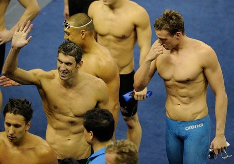 Michael Phelps (l.) aus den USA winkt nach dem Rennen am 31. Juli 2011 neben Deutschlands Paul Biedermann (r.). (FOTO: DAPD)