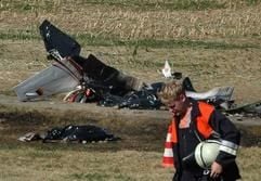 Die Reste der Cessna. In der kleinen Maschine starben sechs Menschen. (Foto: dpa)