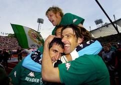Die Spieler des SV Werder Bremen, Markus Daun (oben), Johan Micoud (unten links) und Mladen Krstajic (unten rechts) jubeln nach Spielende gegen den FC Bayern München im Münchner Olypiastadions über ihren Sieg. Bremen besiegte die Bayern mit einem 1:3 und wurde somit vorzeitig Deutscher Meister. (Foto: dpa)