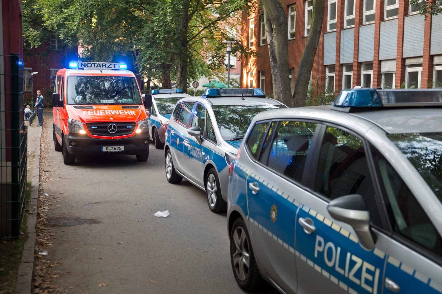 Berlin-Moabit, 20. August 2015: Blutige Auseinandersetzung in Berlin-Moabit: Vor dem Landesamt für Gesundheit und Soziales (Lageso) ist ein Mann mit einer Stichverletzung zusammengebrochen.