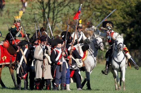 Schauspieler in historischen Uniformen stellen am Samstag nahe Jena die preußisch-französischen Doppelschlacht von Jena und Auerstedt 1806 nach. (FOTO: DPA)