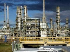 Blick auf die Total-Raffinerie in Leuna (Saalekreis). Hinter dem größten Konzern mit Sitz in Ostdeutschland, Vattenfall, steht die Raffinerie auf Platz 2. (Foto: dpa)