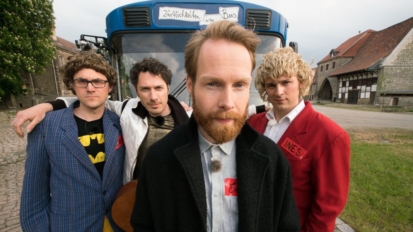 Singer/Songwriter Enno Bunger (vorn) mit der Crew von „Zärtlichkeiten im Bus“.