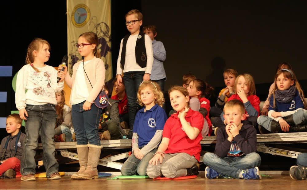 Beim jüngsten Jahrestreffen stellten Zweitklässler ihre Schule in einem Theaterstück vor.