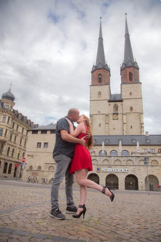 Sandra küsst auf dem Hallmarkt, im Herzen der Stadt.