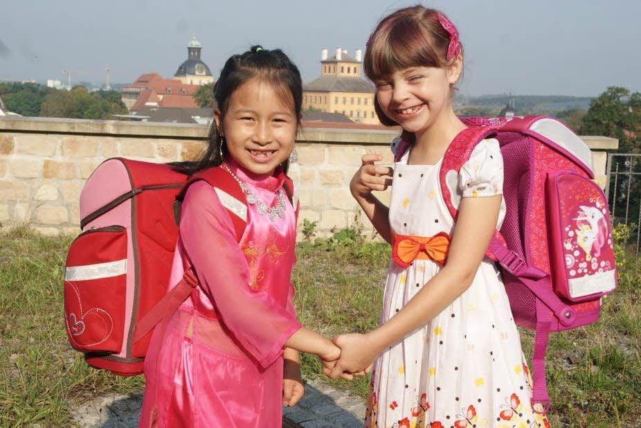 Leonie Wenzel und Julia Nguyen haben sich bereits angefreundet. Sie besuchen ab heute die Grundschule der Elstervorstadt in Zeitz.