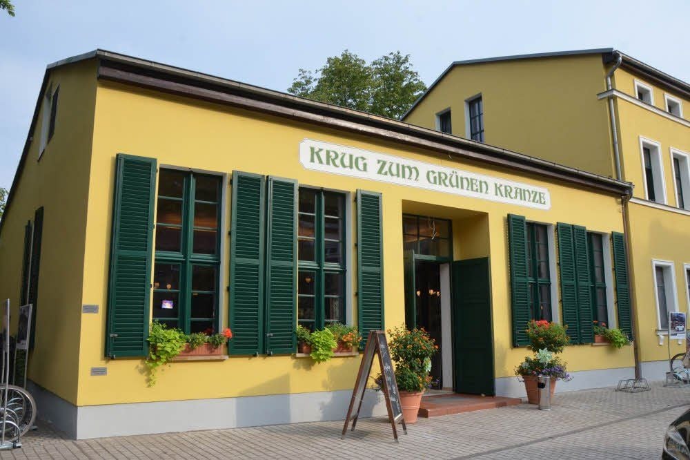 Neuer Glanz nach dem Hochwasser 2013: Im „Krug zum grünen Kranze“ in der Talstraße kann man direkt am Saaleufer schlemmen.