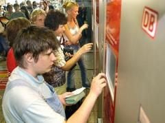 Was für die meisten selbstverständlich ist, für den funktionalen Analphabeten ist es ein Problem: Viele scheitern schon am Fahrkartenautomaten. (Archivfoto: dpa)