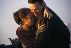 Matt Dillon als Officer John Ryan hält Thandie Newton als Christine Thayer in seinen Armen. Rassismus in verschiedenen Schattierungen und Intensitäten ist das zentrale Thema von «L.A. Crash». (Foto: dpa)