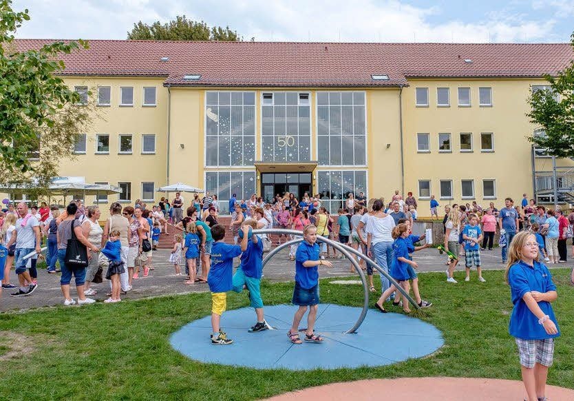 Zum Familienfest war der Hof der Schule voll.