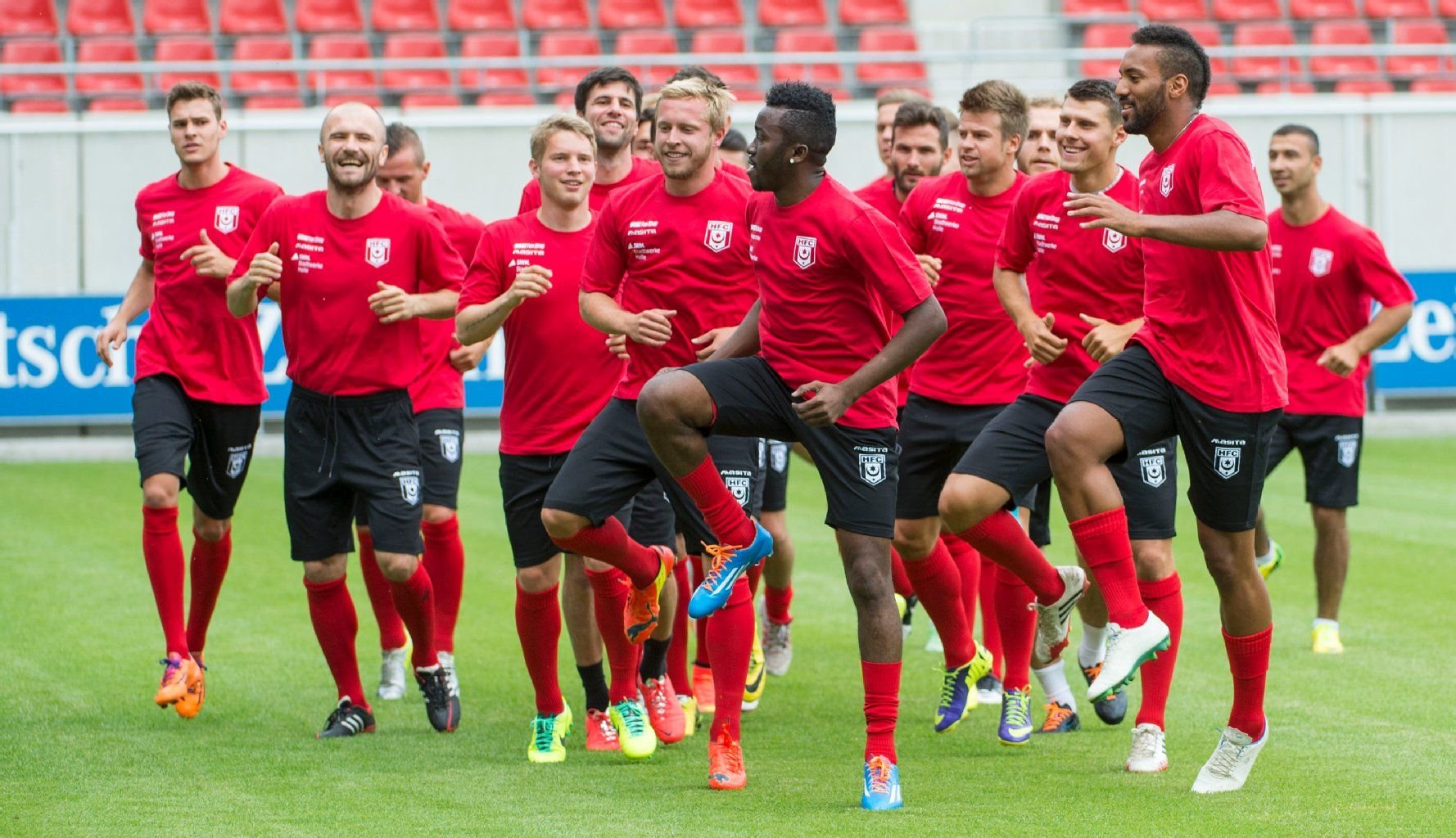 Die Spieler der 1. Mannschaft beim Trainingsauftakt des HFC.