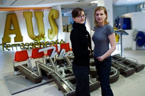 Die Museumsgründerinnen Anja Schulz (l.) und Barbara Dechant vom Buchstabenmuseum in Berlin. (FOTO: DPA)