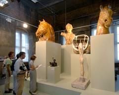 Besucher betrachten am Freitag (29.07.2005) im Dresdner Schloss Gipsabgüsse von 1942 der Berliner Quadriga in der neuen Sonderausstellung «Zeitschichten. Erkennen und Erhalten. Denkmalpflege in Deutschland». (Foto: dpa)