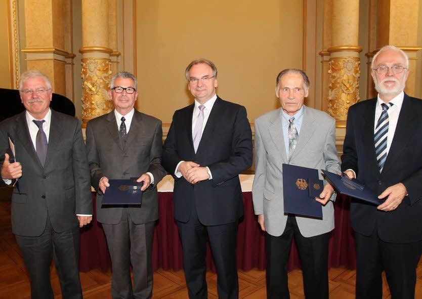 Ein besonderer Tag war für Dietrich Bungeroth aus Dessau (rechts), Manfred Armin Hans Huth aus Freyburg, Klaus Erich Pollmann aus Samswegen und Kurt Reifarth aus Walternienburg. Ministerpräsident Reiner Haseloff überreichte ihnen Bundesverdienstorden.